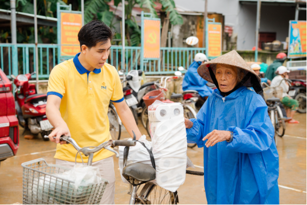 Siêu thị mini 0 đồng tiếp sức bà con Quy Nhơn hậu bão - Ảnh 3.