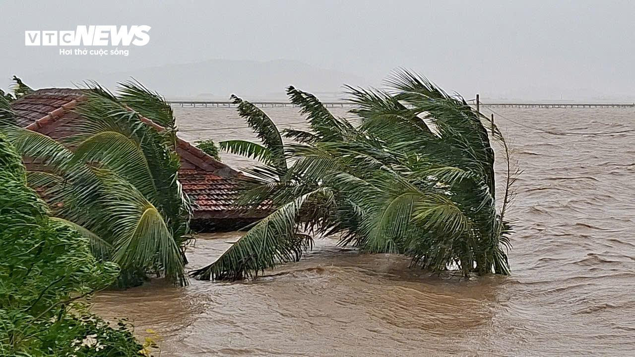 Đắk Lắk lũ vượt mái nhà, dân thoát nạn nghẹn ngào: 'Ngỡ mình chết hôm qua'- Ảnh 7.