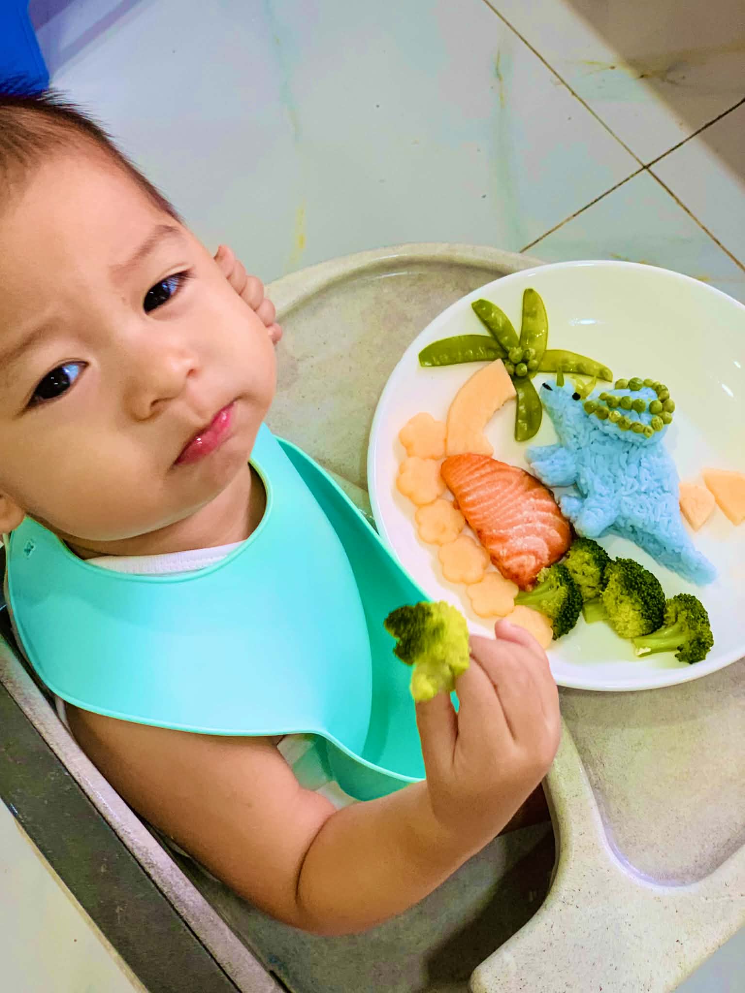 Mẹ nhà người ta trong truyền thuyết: Dựng nguyên “vũ trụ khủng long” trong mâm cơm, bé trai ngỡ như bước vào phim hoạt hình mỗi giờ ăn- Ảnh 2.