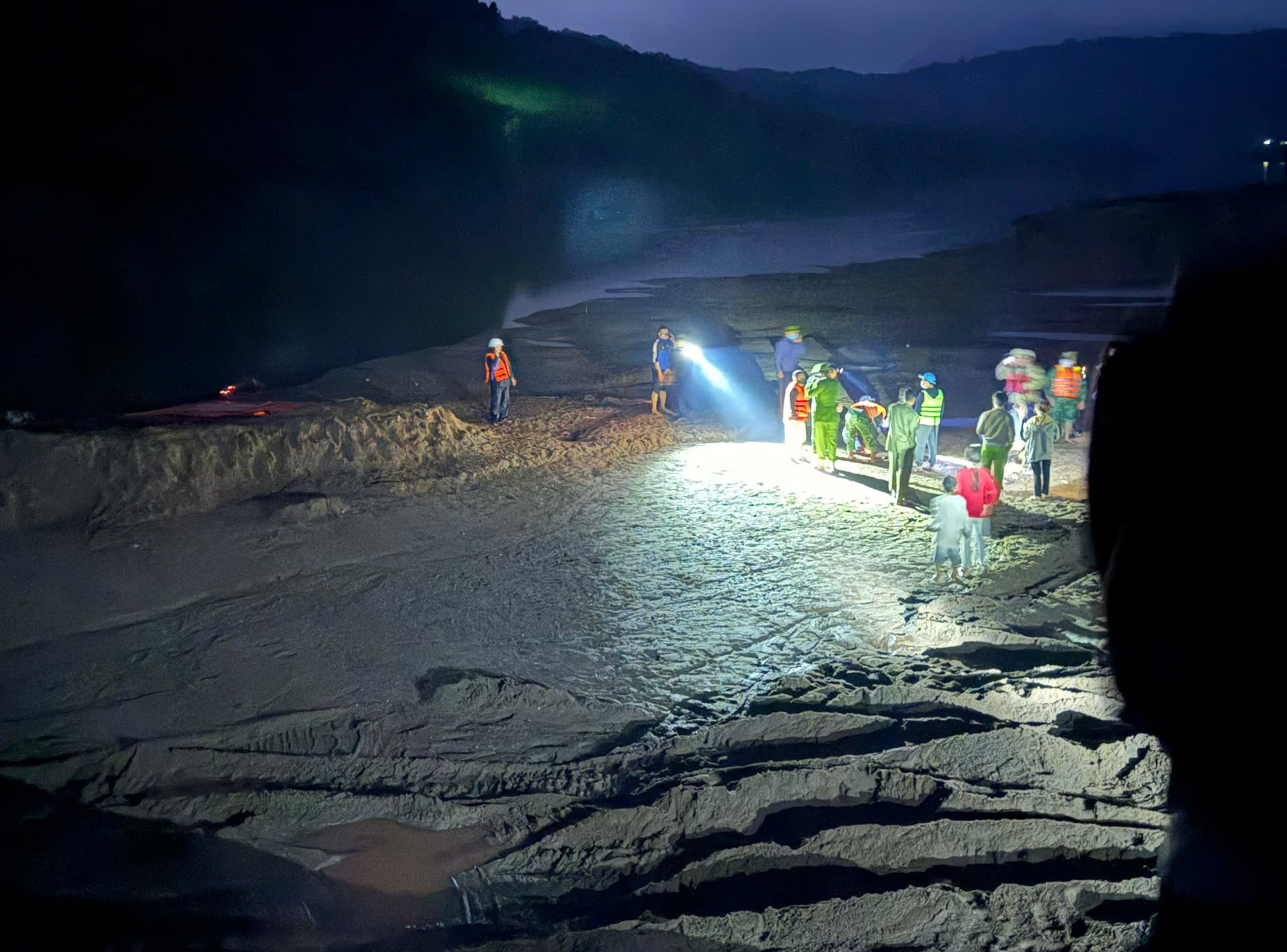 Thành viên cứu hộ bật khóc khi tìm thấy thi thể nghi là tài xế xe đầu kéo bị lũ cuốn trôi ở Quảng Trị - Ảnh 1.