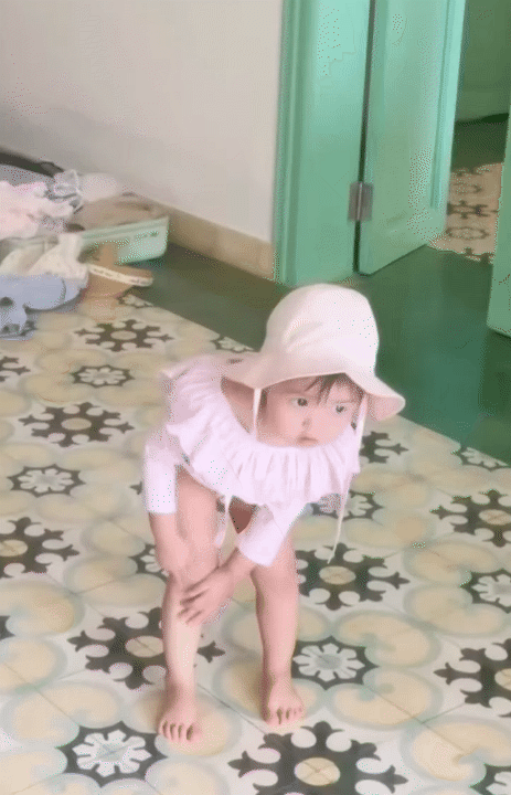 Bé Nami - con gái Tuấn Dương và Lucie Nguyễn: Mới 2 tuổi đã khoe chân dài thẳng tắp - Ảnh 2. Bé Nami - con gái Tuấn Dương và Lucie Nguyễn: Mới 2 tuổi đã khoe chân dài thẳng tắp - Ảnh 2.