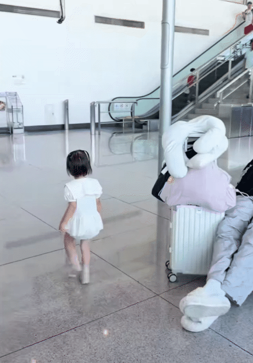 Bé Nami - con gái Tuấn Dương và Lucie Nguyễn: Mới 2 tuổi đã khoe chân dài thẳng tắp - Ảnh 12. Bé Nami - con gái Tuấn Dương và Lucie Nguyễn: Mới 2 tuổi đã khoe chân dài thẳng tắp - Ảnh 12.