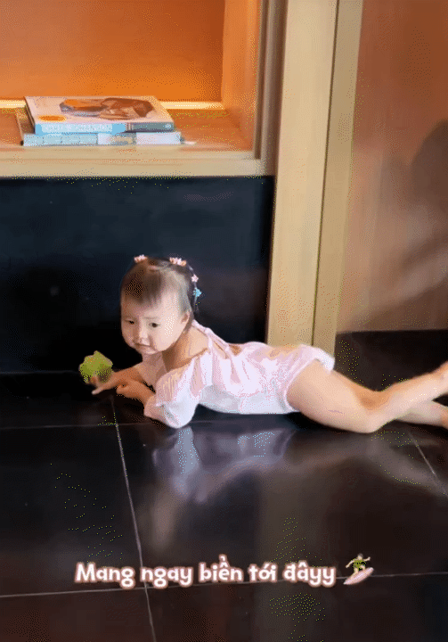 Bé Nami - con gái Tuấn Dương và Lucie Nguyễn: Mới 2 tuổi đã khoe chân dài thẳng tắp - Ảnh 3. Bé Nami - con gái Tuấn Dương và Lucie Nguyễn: Mới 2 tuổi đã khoe chân dài thẳng tắp - Ảnh 3.