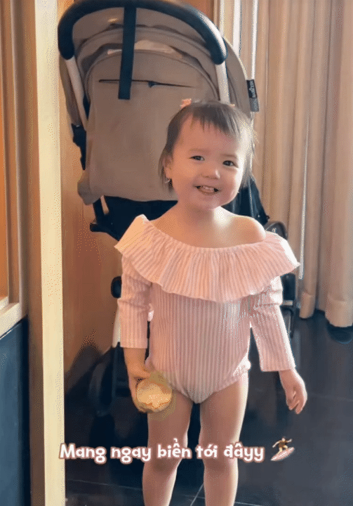 Bé Nami - con gái Tuấn Dương và Lucie Nguyễn: Mới 2 tuổi đã khoe chân dài thẳng tắp - Ảnh 4. Bé Nami - con gái Tuấn Dương và Lucie Nguyễn: Mới 2 tuổi đã khoe chân dài thẳng tắp - Ảnh 4.