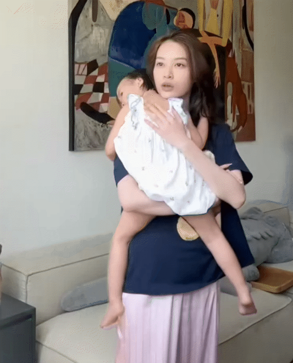 Bé Nami - con gái Tuấn Dương và Lucie Nguyễn: Mới 2 tuổi đã khoe chân dài thẳng tắp - Ảnh 7. Bé Nami - con gái Tuấn Dương và Lucie Nguyễn: Mới 2 tuổi đã khoe chân dài thẳng tắp - Ảnh 7.