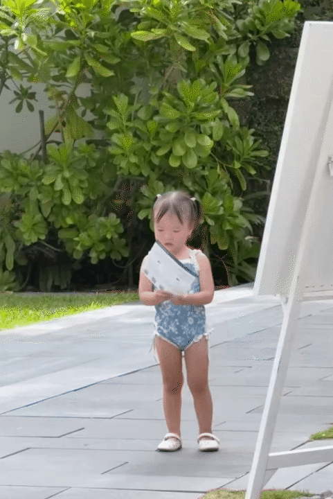 Bé Nami - con gái Tuấn Dương và Lucie Nguyễn: Mới 2 tuổi đã khoe chân dài thẳng tắp - Ảnh 1. Bé Nami - con gái Tuấn Dương và Lucie Nguyễn: Mới 2 tuổi đã khoe chân dài thẳng tắp - Ảnh 1.