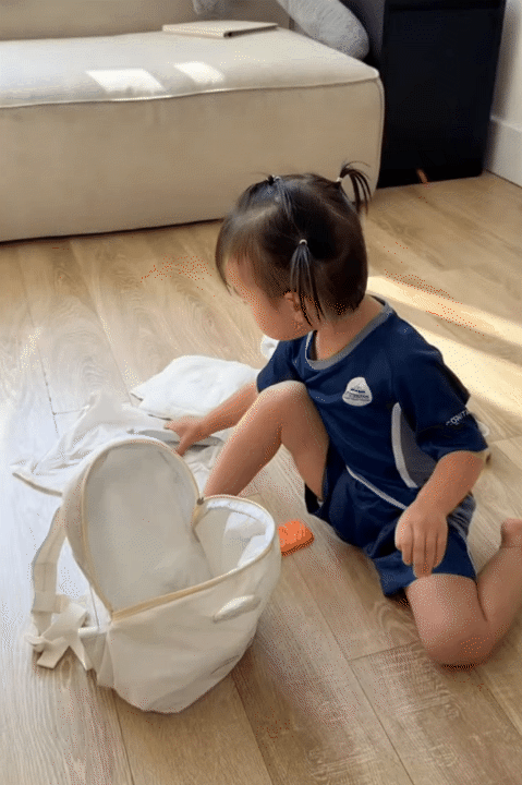 Bé Nami - con gái Tuấn Dương và Lucie Nguyễn: Mới 2 tuổi đã khoe chân dài thẳng tắp - Ảnh 9. Bé Nami - con gái Tuấn Dương và Lucie Nguyễn: Mới 2 tuổi đã khoe chân dài thẳng tắp - Ảnh 9.