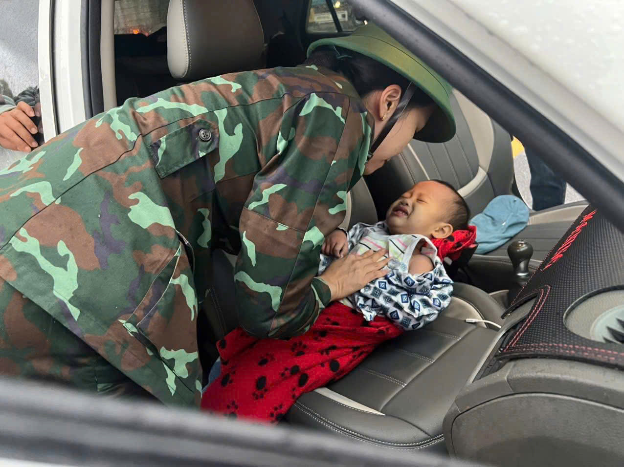 ‘Lũ rút rồi, nhưng tôi không còn mẹ’- Ảnh 4.