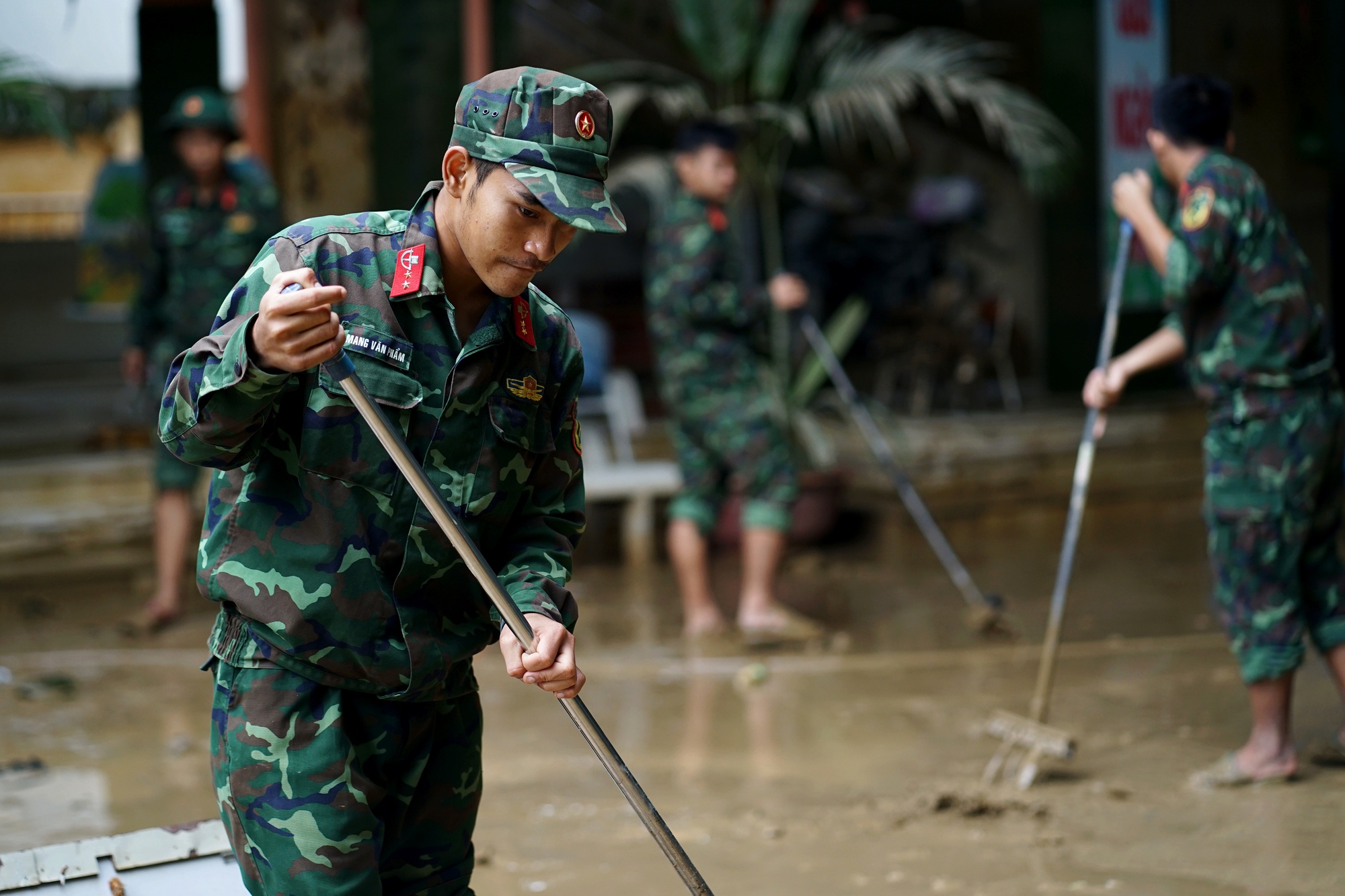 Nhà cửa ngập bùn, trường học tan hoang sau mưa lũ kinh hoàng: Gần 200 chiến sĩ giúp người dân Nha Trang ổn định cuộc sống- Ảnh 4.