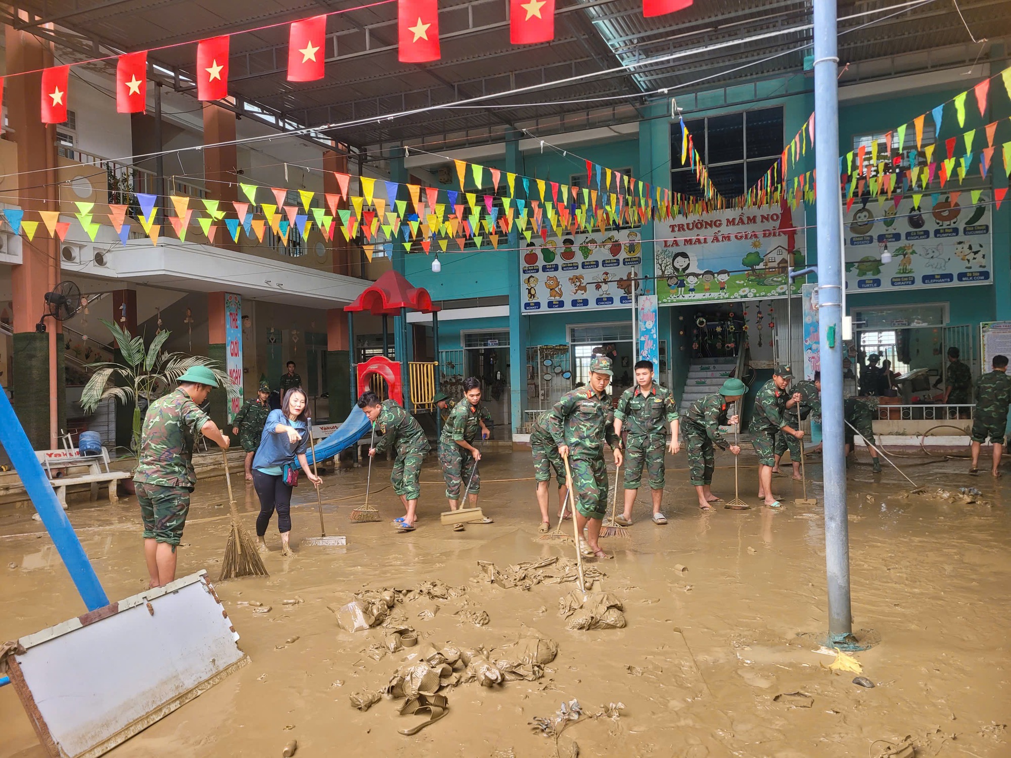 Nhà cửa ngập bùn, trường học tan hoang sau mưa lũ kinh hoàng: Gần 200 chiến sĩ giúp người dân Nha Trang ổn định cuộc sống- Ảnh 7.