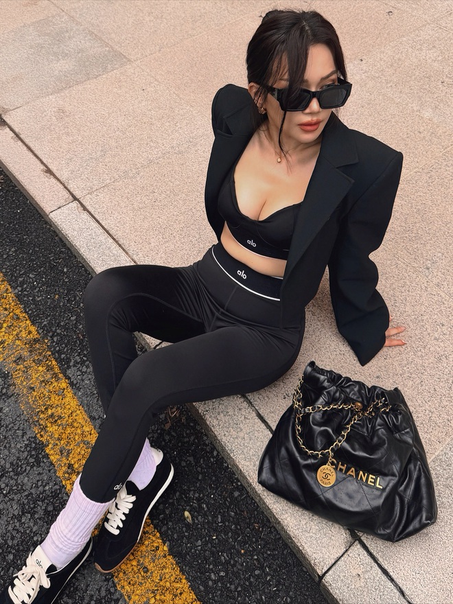 Sĩ Thanh mặc đồ ALO fake vẫn dám tag thương hiệu, cách brand xử lý mới ê chề- Ảnh 3. Sĩ Thanh mặc đồ ALO fake vẫn dám tag thương hiệu, cách brand xử lý mới ê chề- Ảnh 3.