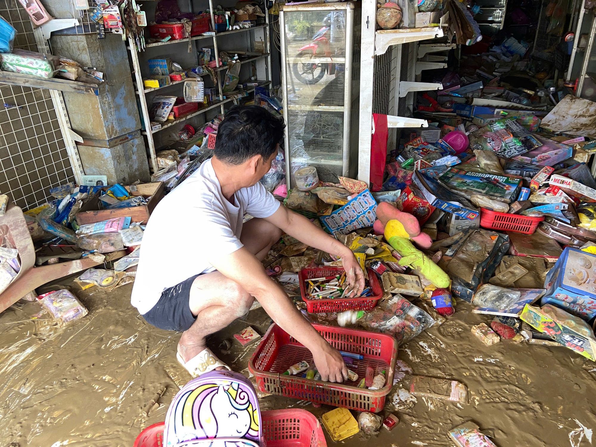 Dưới lớp bùn sau trận mưa lũ lịch sử tại Khánh Hoà- Ảnh 6.