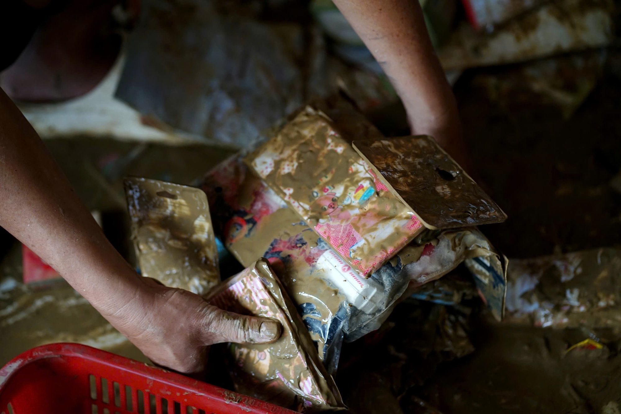 Dưới lớp bùn sau trận mưa lũ lịch sử tại Khánh Hoà- Ảnh 2.