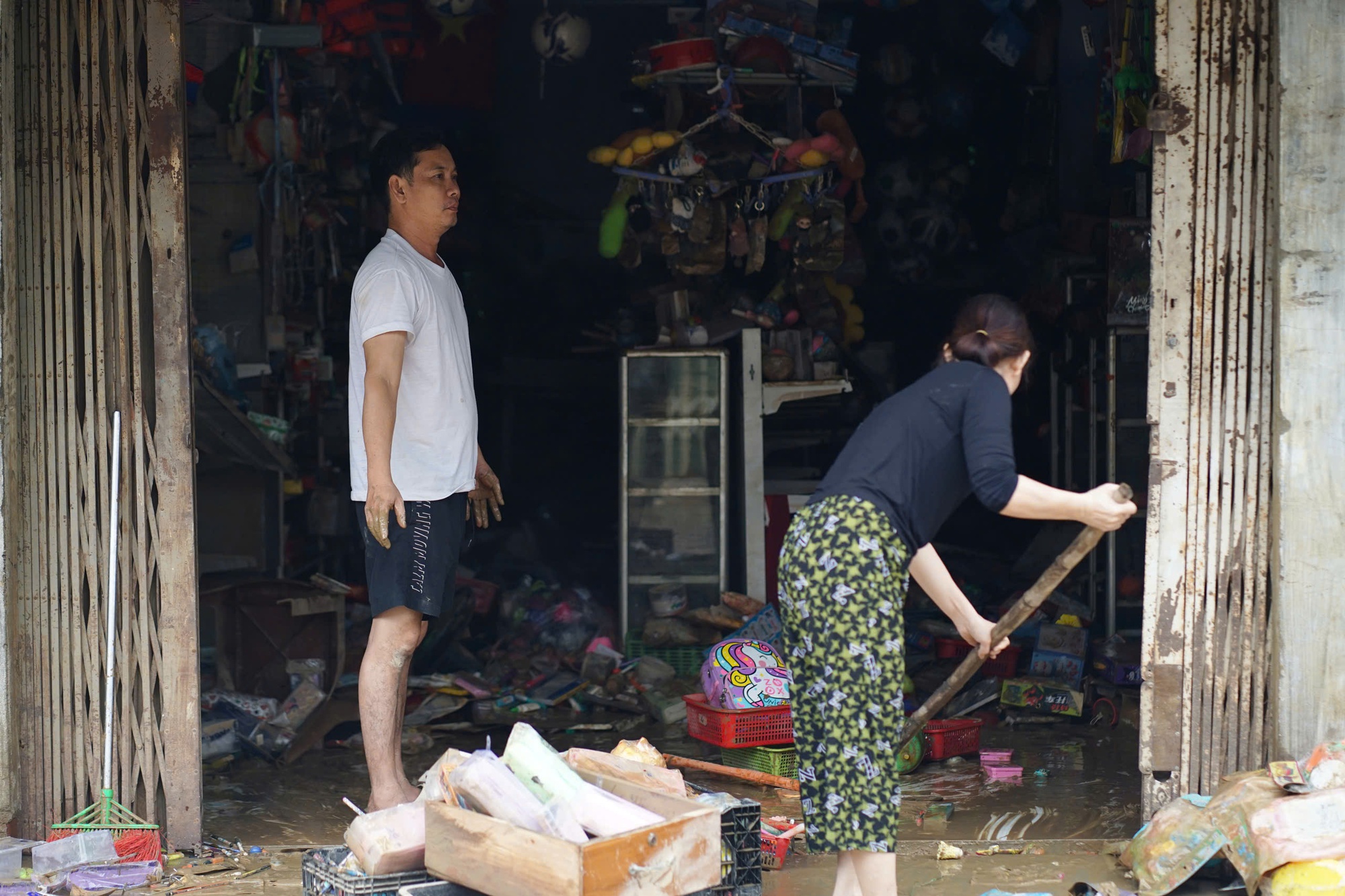 Dưới lớp bùn sau trận mưa lũ lịch sử tại Khánh Hoà- Ảnh 3.