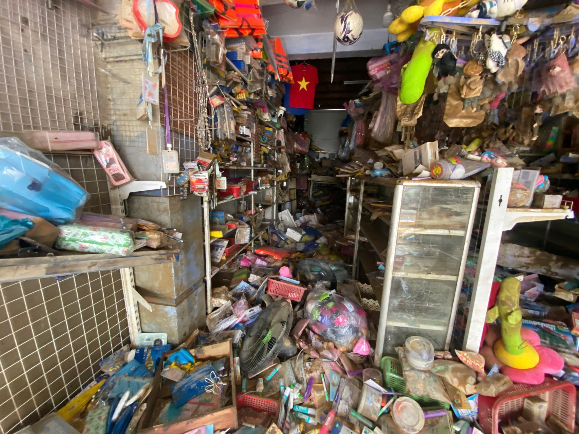 Dưới lớp bùn sau trận mưa lũ lịch sử tại Khánh Hoà- Ảnh 8.