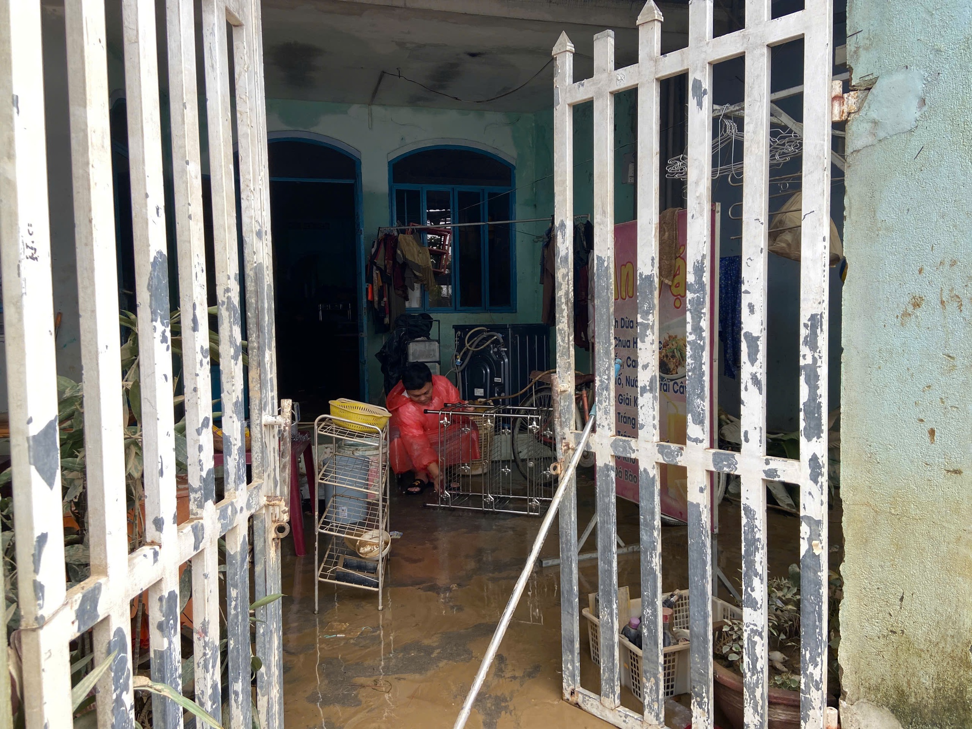 Dưới lớp bùn sau trận mưa lũ lịch sử tại Khánh Hoà- Ảnh 4.