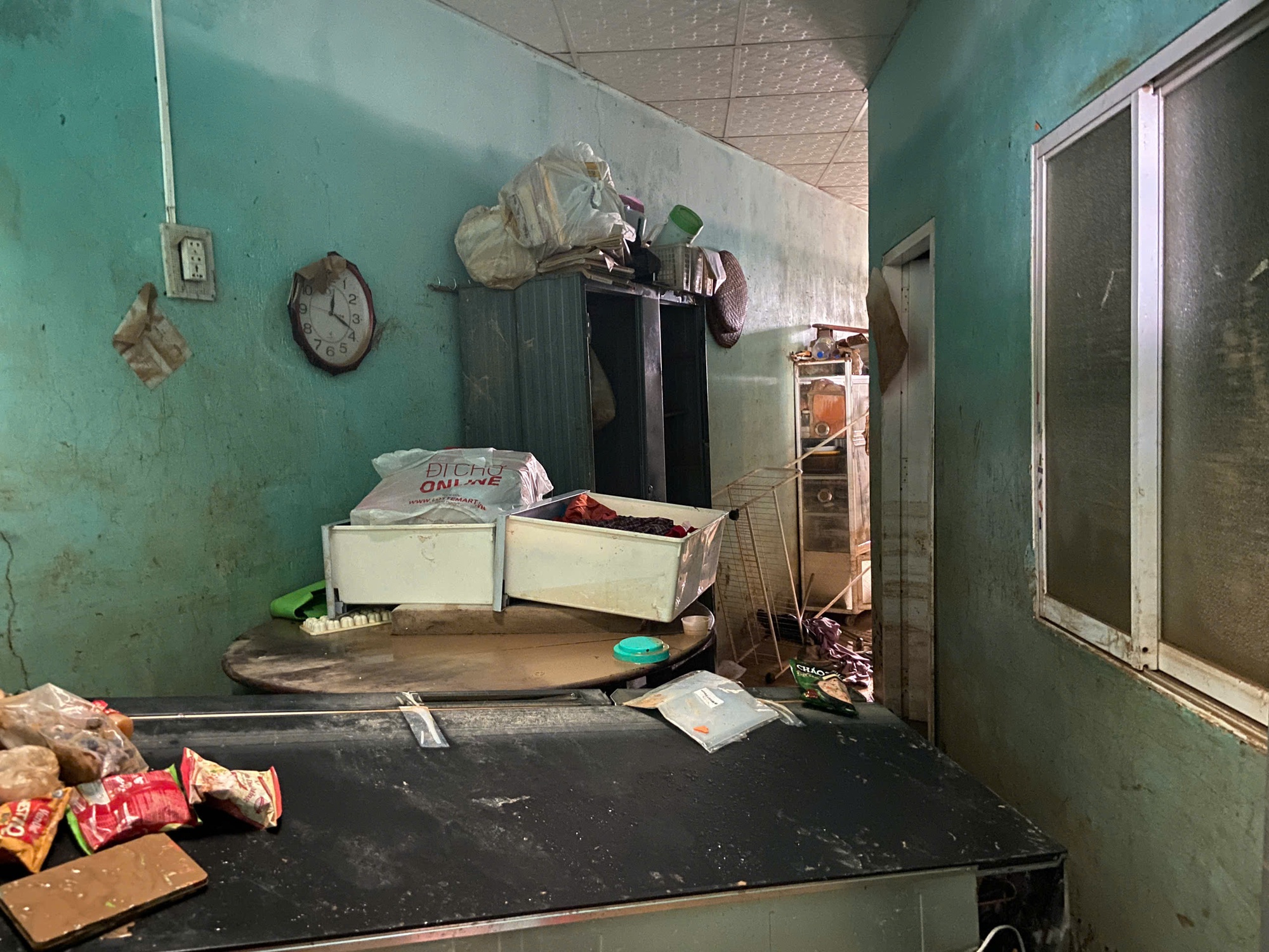 Dưới lớp bùn sau trận mưa lũ lịch sử tại Khánh Hoà- Ảnh 7.