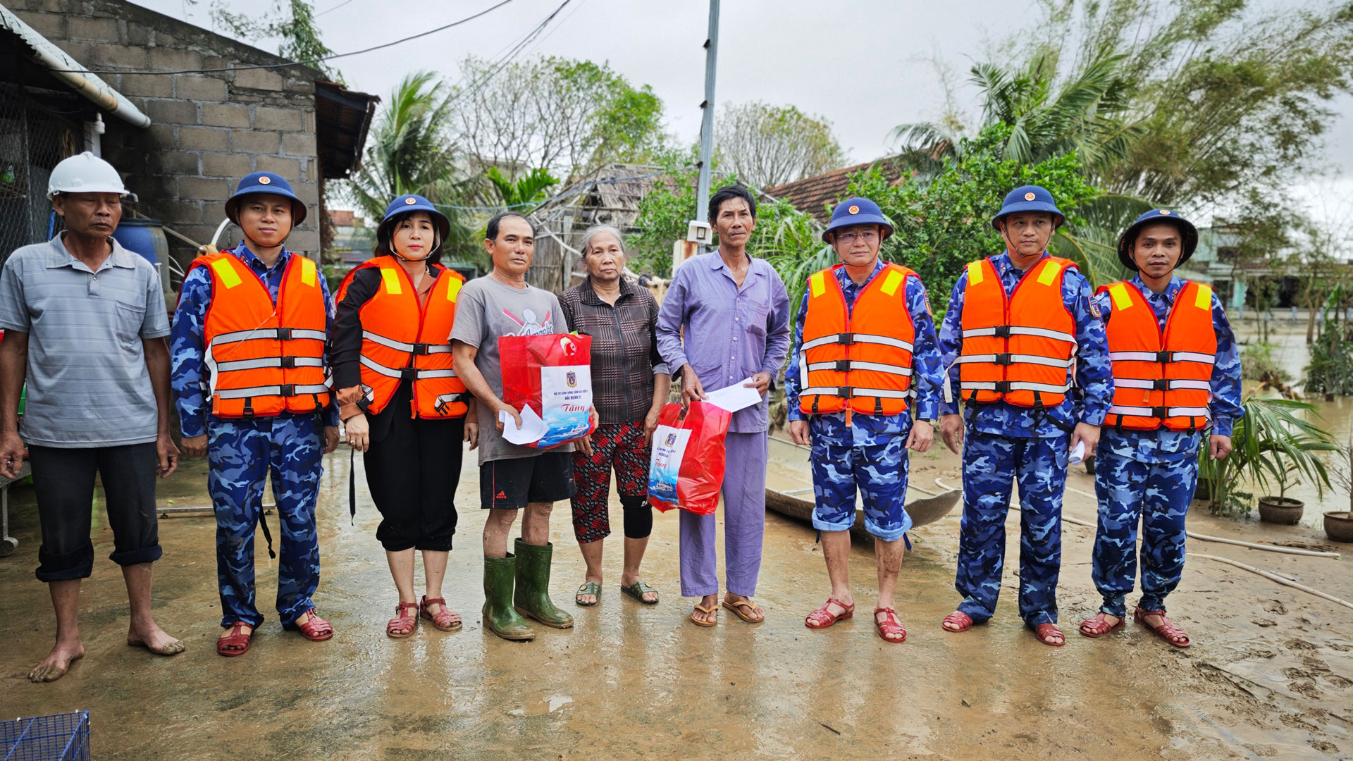 Những bước chân đi về phía nhân dân - Ảnh 1.
