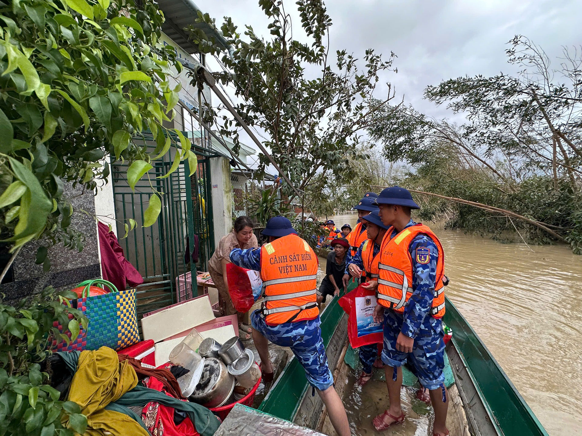 Những bước chân đi về phía nhân dân - Ảnh 2.