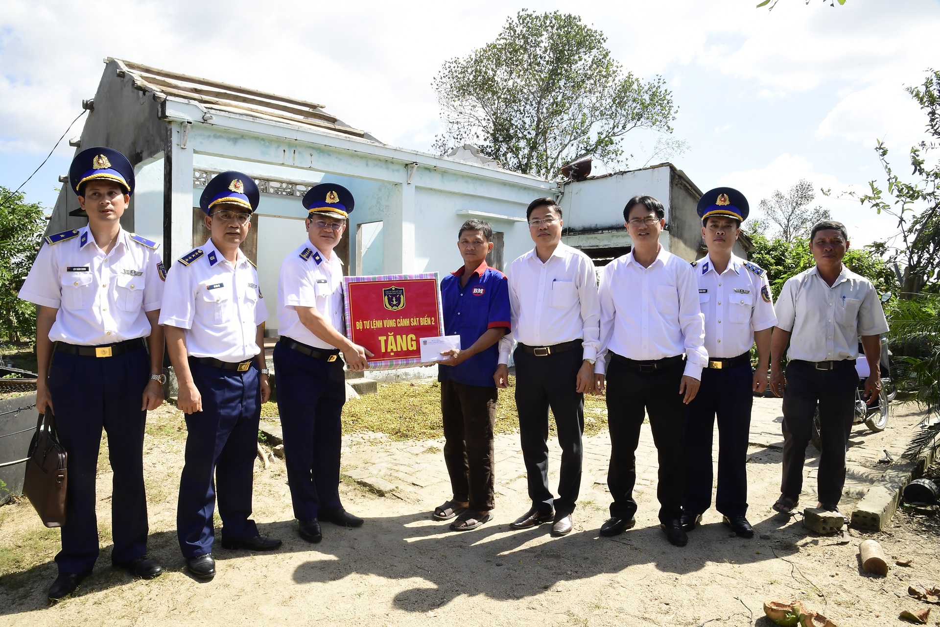 Những bước chân đi về phía nhân dân - Ảnh 3.