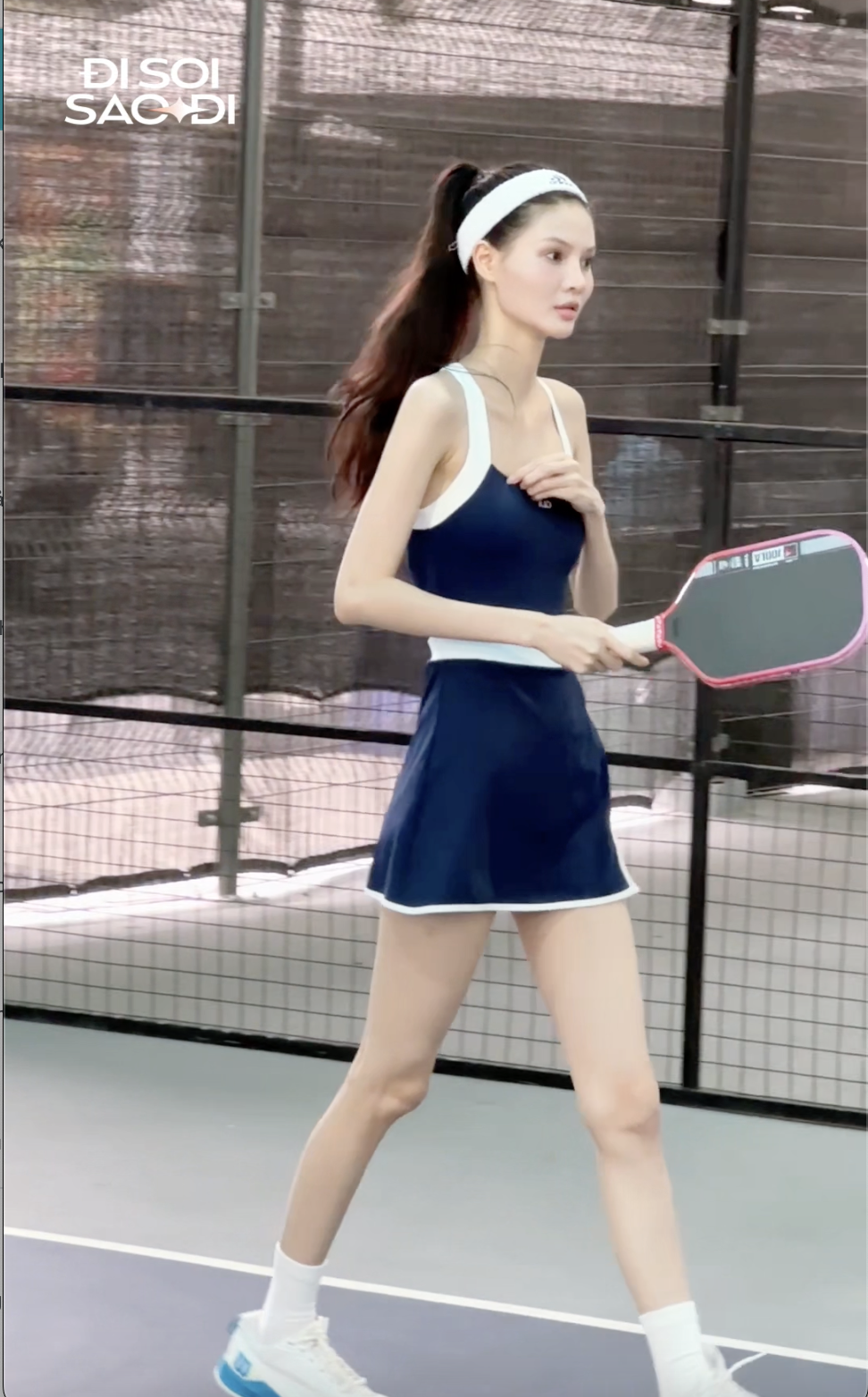 Tóm gọn Cẩm Ly tình tứ với Hà Kino, 1 mỹ nhân hở bạo khoe dáng hừng hực trên sân pickleball- Ảnh 8. Tóm gọn Cẩm Ly tình tứ với Hà Kino, 1 mỹ nhân hở bạo khoe dáng hừng hực trên sân pickleball- Ảnh 8.