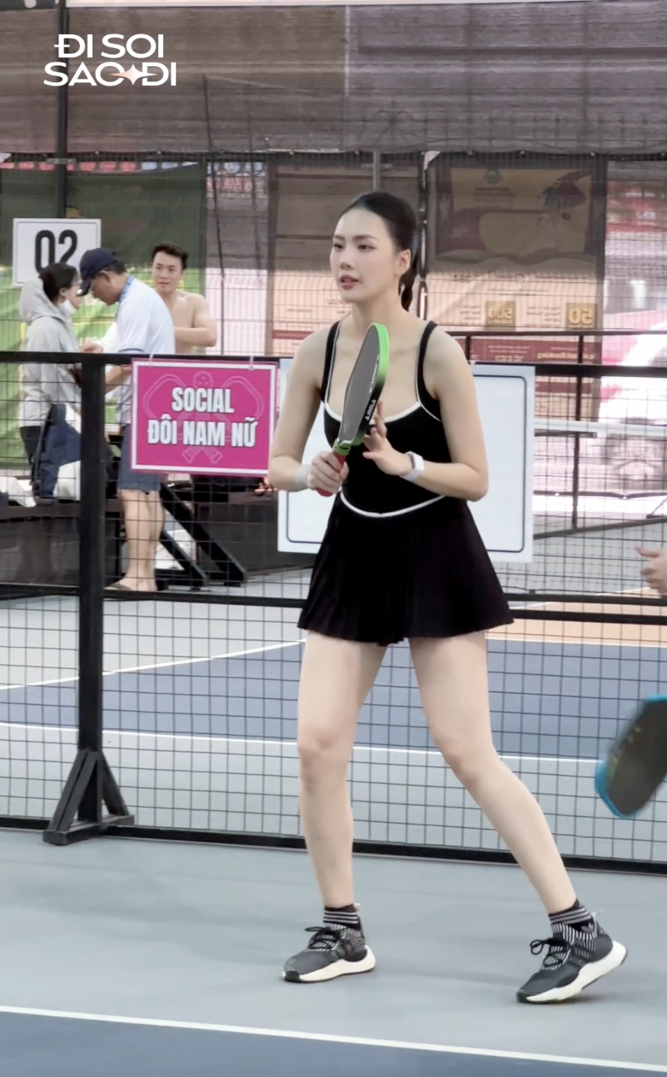Tóm gọn Cẩm Ly tình tứ với Hà Kino, 1 mỹ nhân hở bạo khoe dáng hừng hực trên sân pickleball- Ảnh 6. Tóm gọn Cẩm Ly tình tứ với Hà Kino, 1 mỹ nhân hở bạo khoe dáng hừng hực trên sân pickleball- Ảnh 6.