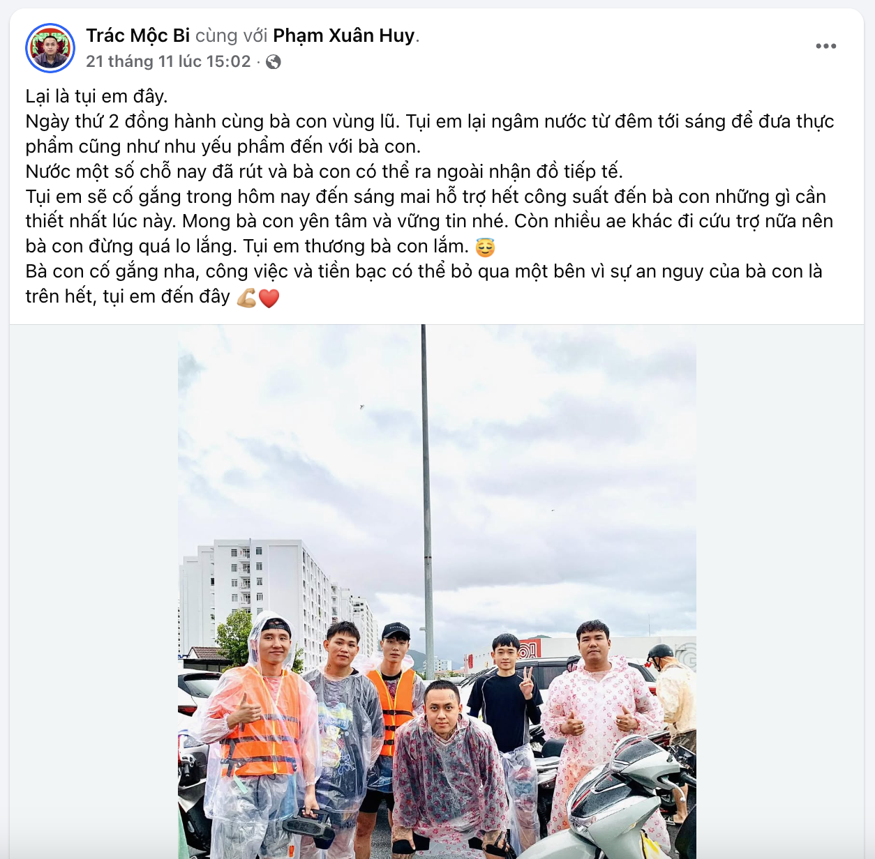 Người đàn ông xăm trổ kín mình và nhóm bạn 