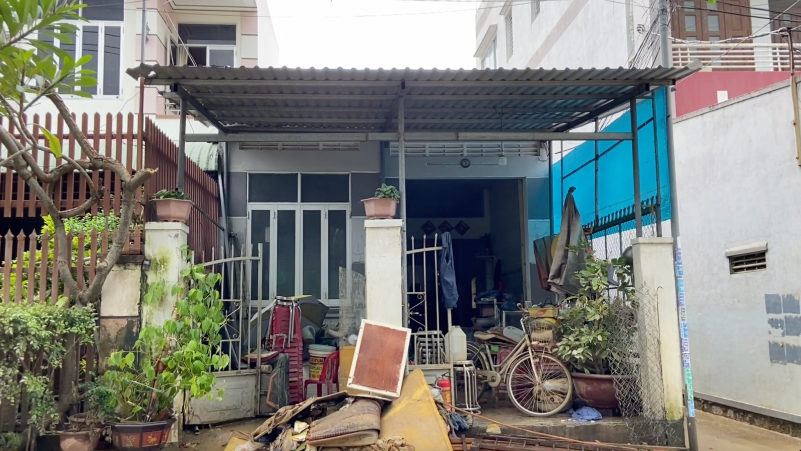 Thắt lòng chuyện người dân đục mái nhà, đưa thi thể người thân lên cao giữa mưa lũ kinh hoàng- Ảnh 2.