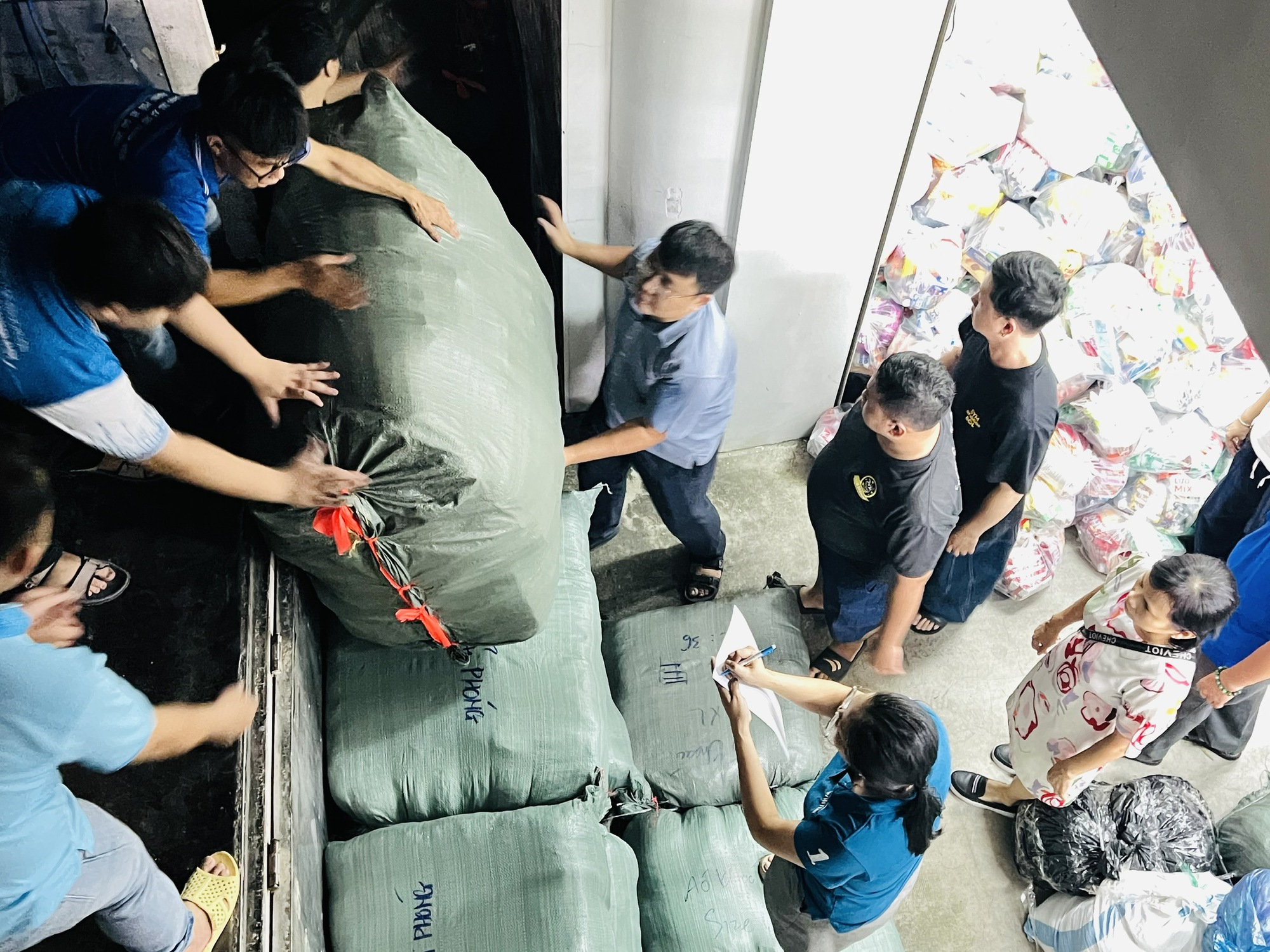 Danh sách các điểm tiếp nhận hàng cứu trợ của TPHCM - Ảnh 1.