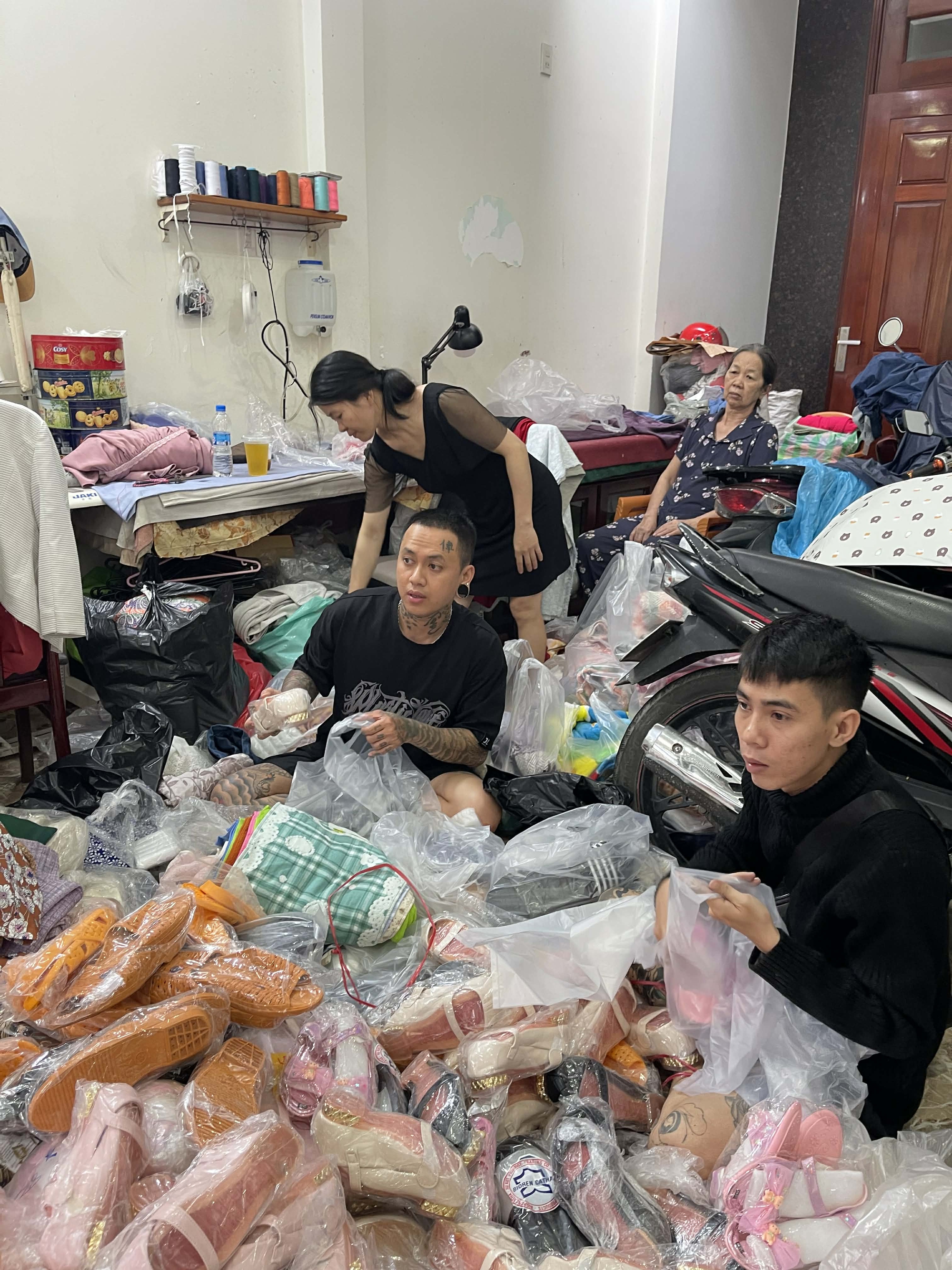 Người đàn ông xăm trổ kín mình và nhóm bạn 