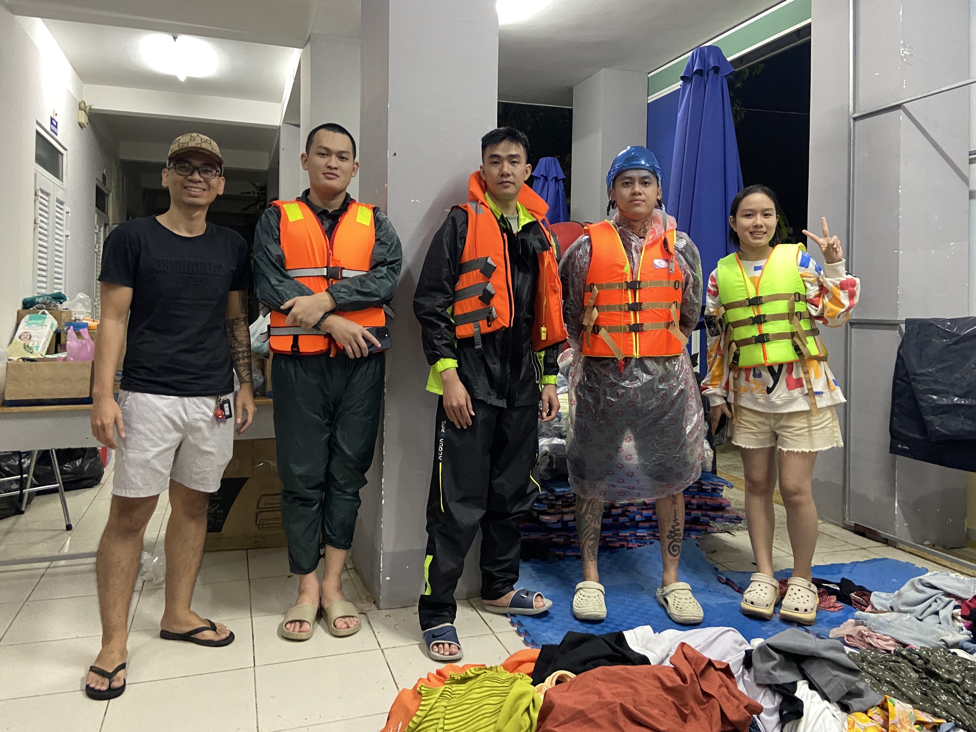 Người đàn ông xăm trổ kín mình và nhóm bạn 