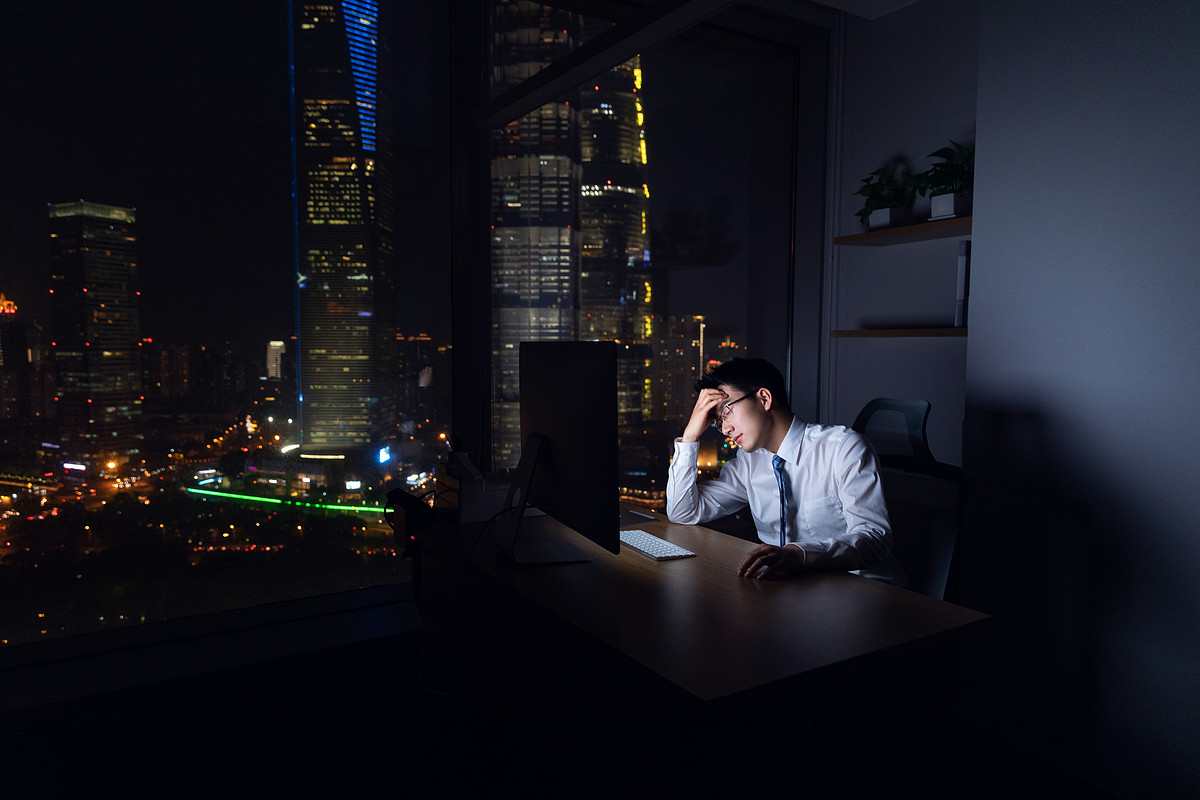 lovepik-business-men-working-late-at-night-picture501282091-17638738731111454519966-1763882890984-1763882891259472875082.jpg