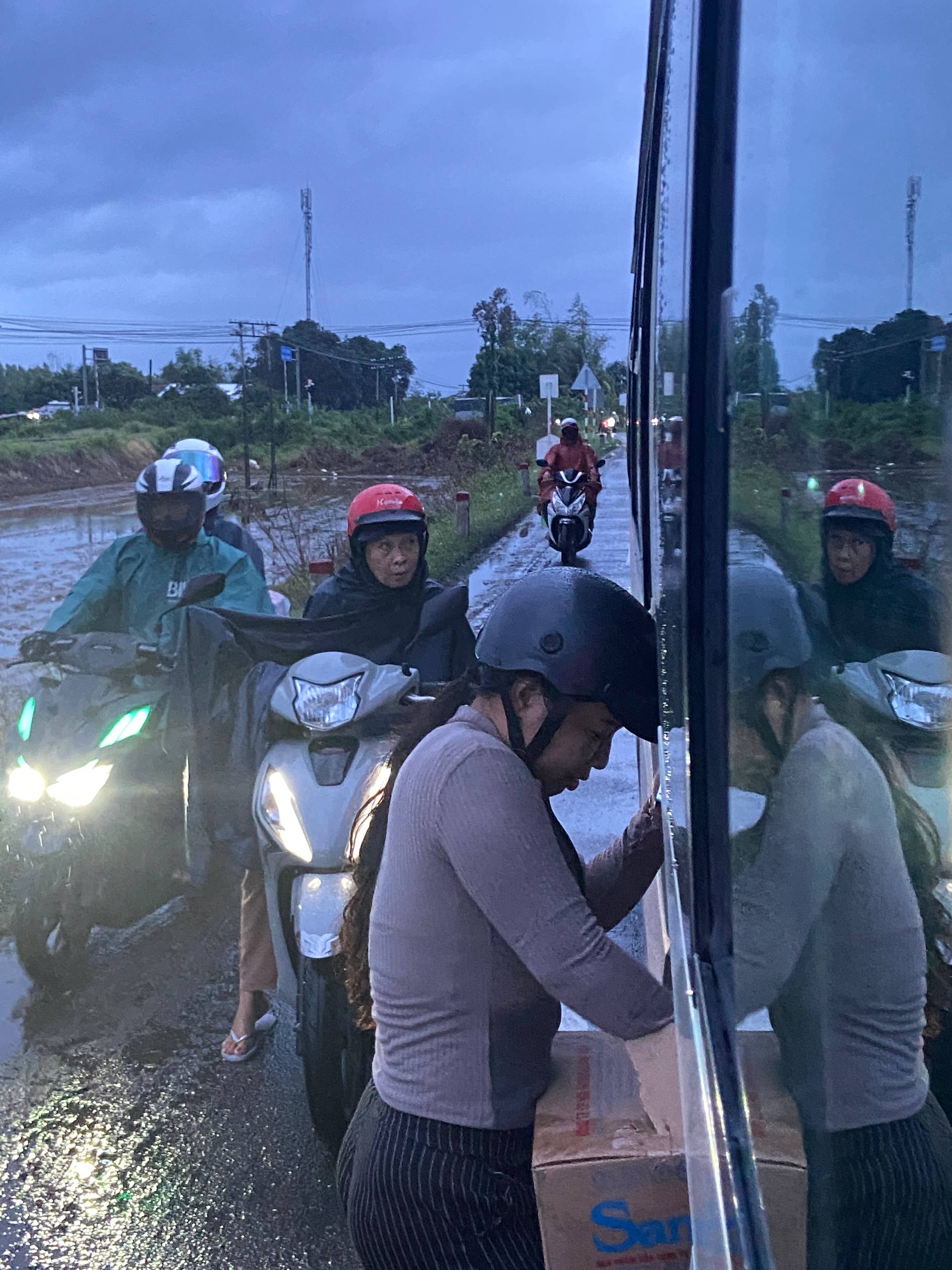 Những bữa ăn nhận từ cửa xe đặc biệt nhất cuộc đời- Ảnh 1.