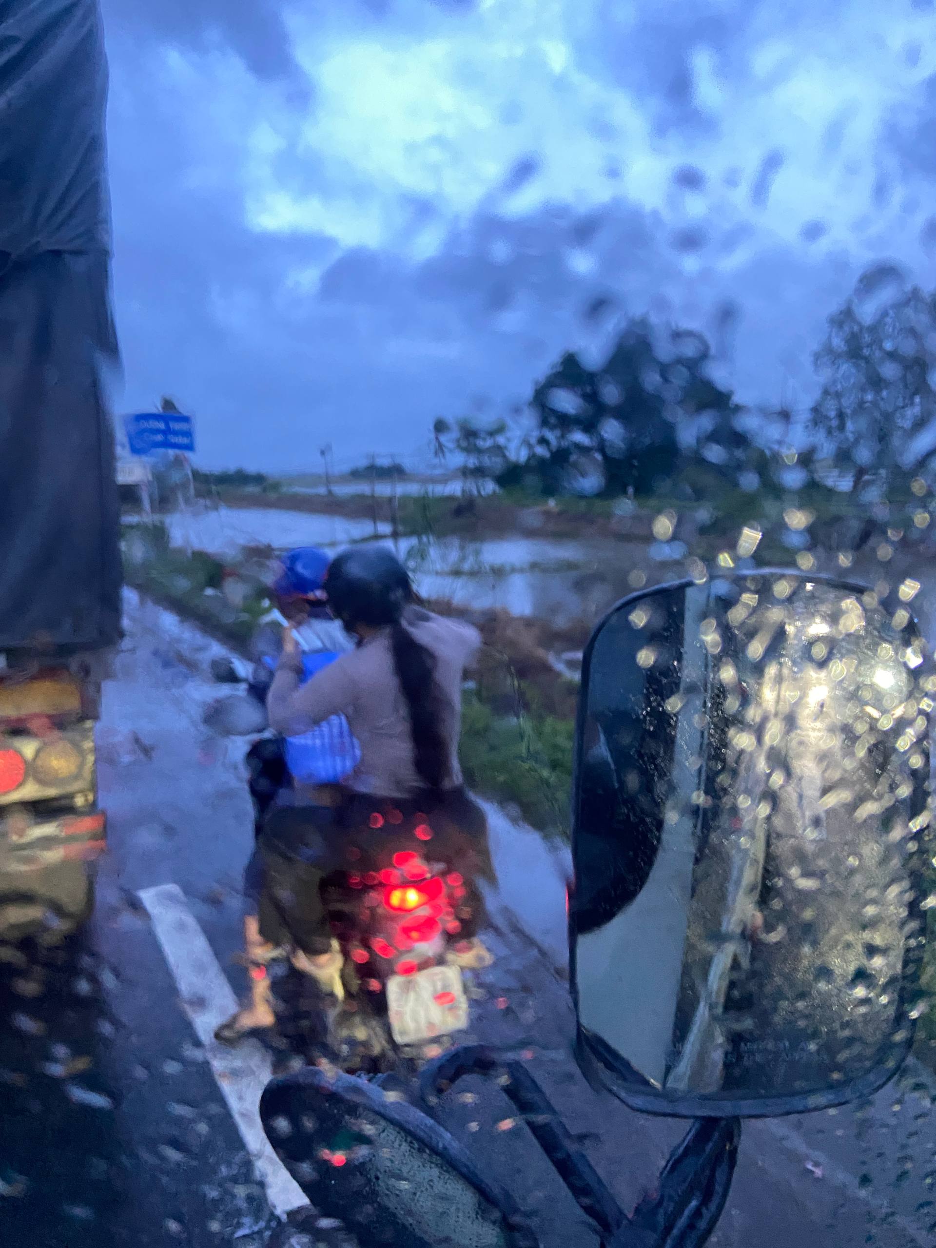 Những bữa ăn nhận từ cửa xe đặc biệt nhất cuộc đời- Ảnh 2.