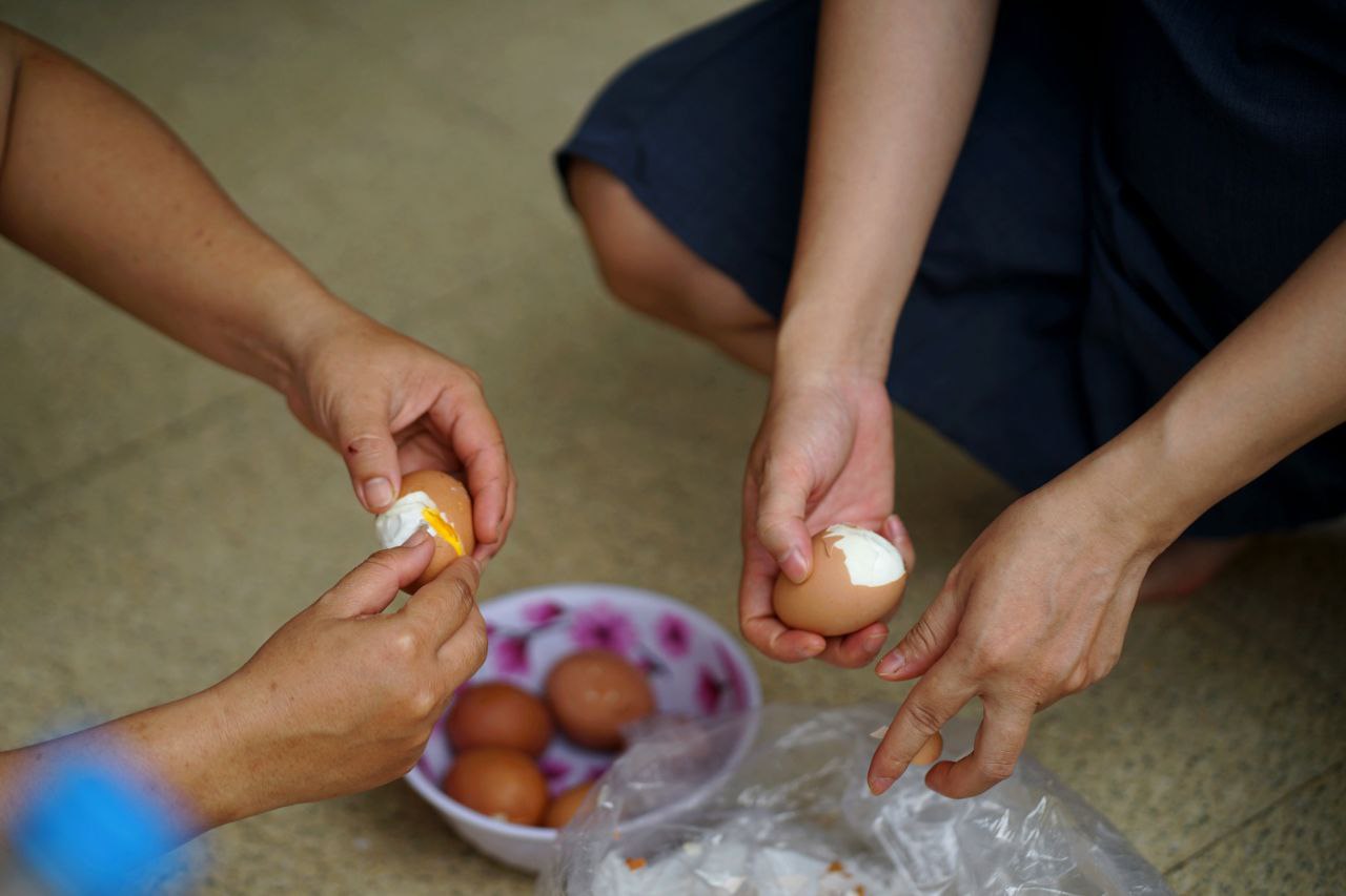 Mẹ bầu ôm 3 con chạy lũ, chen cùng 70 người trong một ngôi nhà: Mẹ bầu ôm 3 con chạy lũ, chen cùng 70 người trong một ngôi nhà: