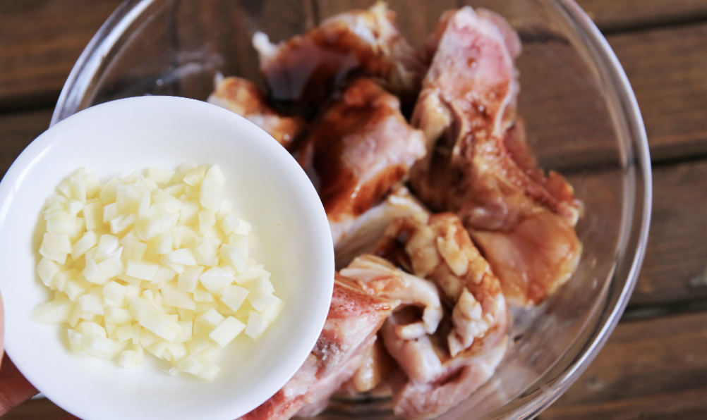 Mẹ làm sườn hấp bí ngô kiểu này, cả nhà ăn sạch nồi, con nhỏ cũng mê - Ảnh 7. Mẹ làm sườn hấp bí ngô kiểu này, cả nhà ăn sạch nồi, con nhỏ cũng mê - Ảnh 7.