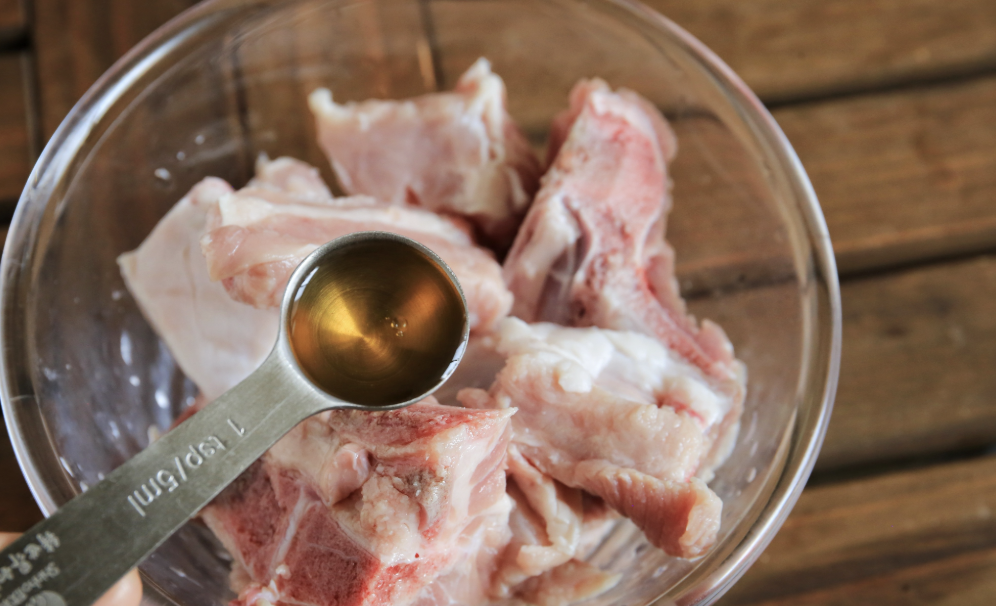 Mẹ làm sườn hấp bí ngô kiểu này, cả nhà ăn sạch nồi, con nhỏ cũng mê - Ảnh 4. Mẹ làm sườn hấp bí ngô kiểu này, cả nhà ăn sạch nồi, con nhỏ cũng mê - Ảnh 4.