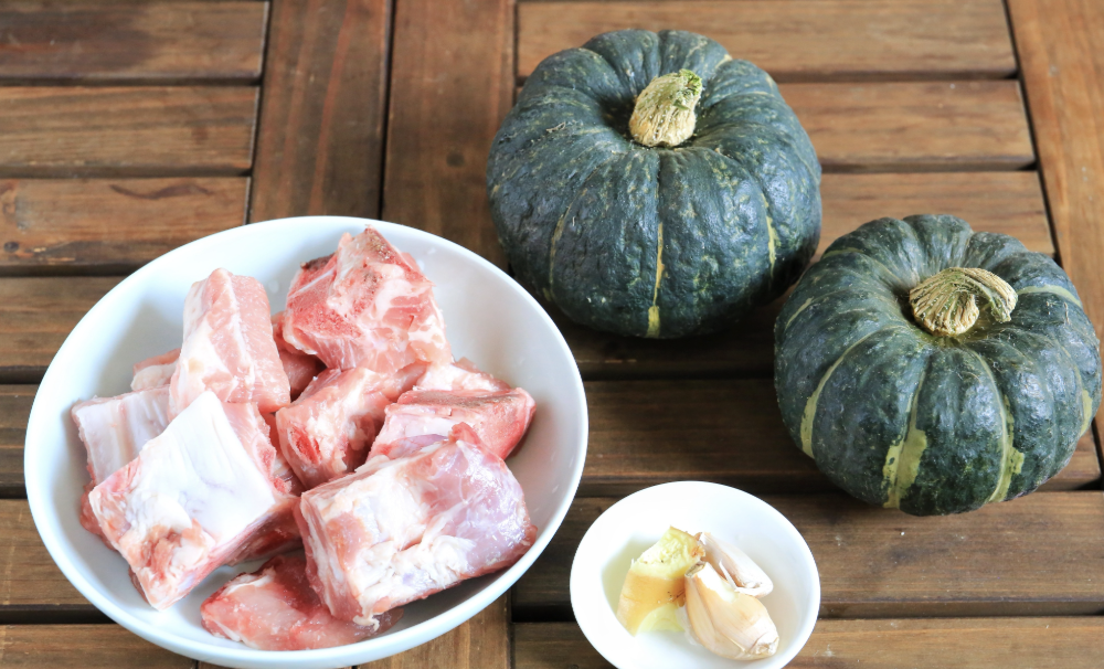 Mẹ làm sườn hấp bí ngô kiểu này, cả nhà ăn sạch nồi, con nhỏ cũng mê - Ảnh 2. Mẹ làm sườn hấp bí ngô kiểu này, cả nhà ăn sạch nồi, con nhỏ cũng mê - Ảnh 2.