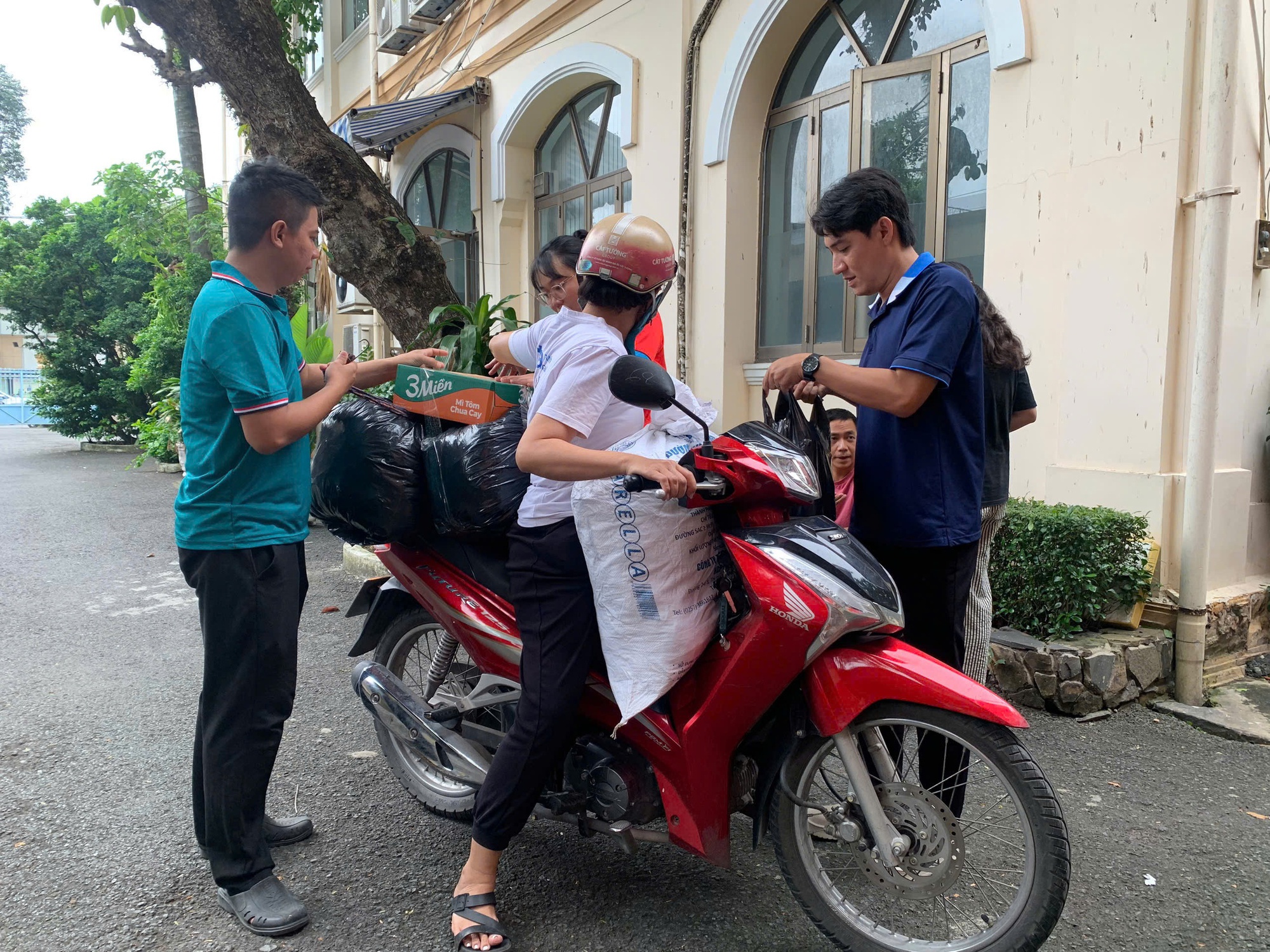 Danh sách địa điểm tiếp nhận hàng cứu trợ của TPHCM - Ảnh 3.