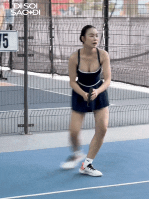 Tóm gọn Cẩm Ly tình tứ với Hà Kino, 1 mỹ nhân hở bạo khoe dáng hừng hực trên sân pickleball- Ảnh 5. Tóm gọn Cẩm Ly tình tứ với Hà Kino, 1 mỹ nhân hở bạo khoe dáng hừng hực trên sân pickleball- Ảnh 5.