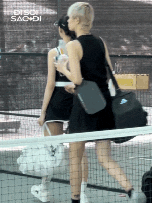 Tóm gọn Cẩm Ly tình tứ với Hà Kino, 1 mỹ nhân hở bạo khoe dáng hừng hực trên sân pickleball- Ảnh 3. Tóm gọn Cẩm Ly tình tứ với Hà Kino, 1 mỹ nhân hở bạo khoe dáng hừng hực trên sân pickleball- Ảnh 3.