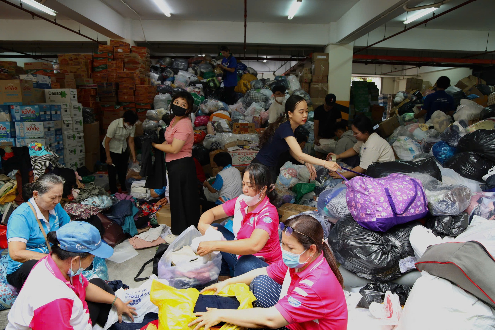 Danh sách địa điểm tiếp nhận hàng cứu trợ của TPHCM - Ảnh 2.