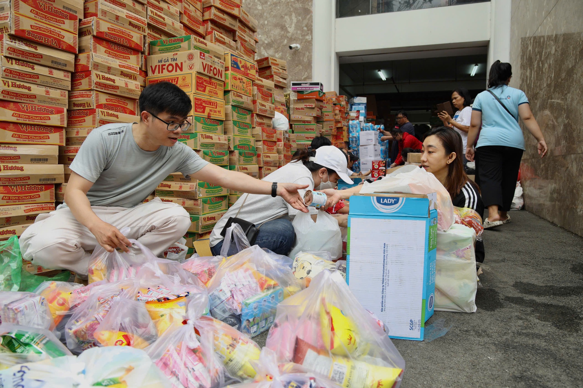 Danh sách địa điểm tiếp nhận hàng cứu trợ của TPHCM - Ảnh 1.