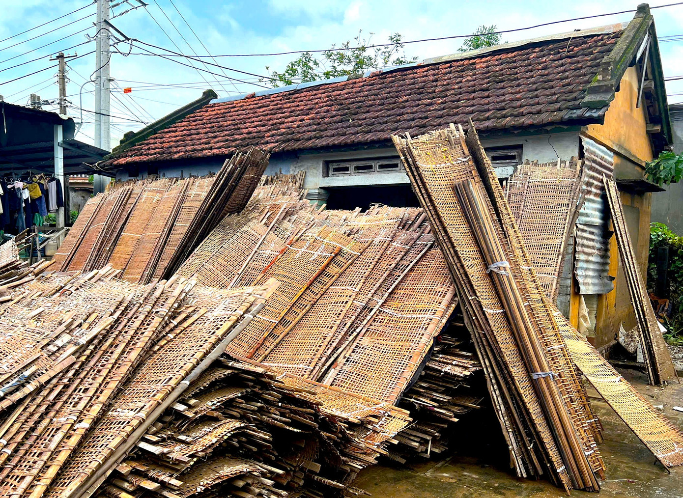 Người dân làng nghề bánh tráng khóc thương sau trận lũ lịch sử ở Đắk Lắk - Ảnh 7.