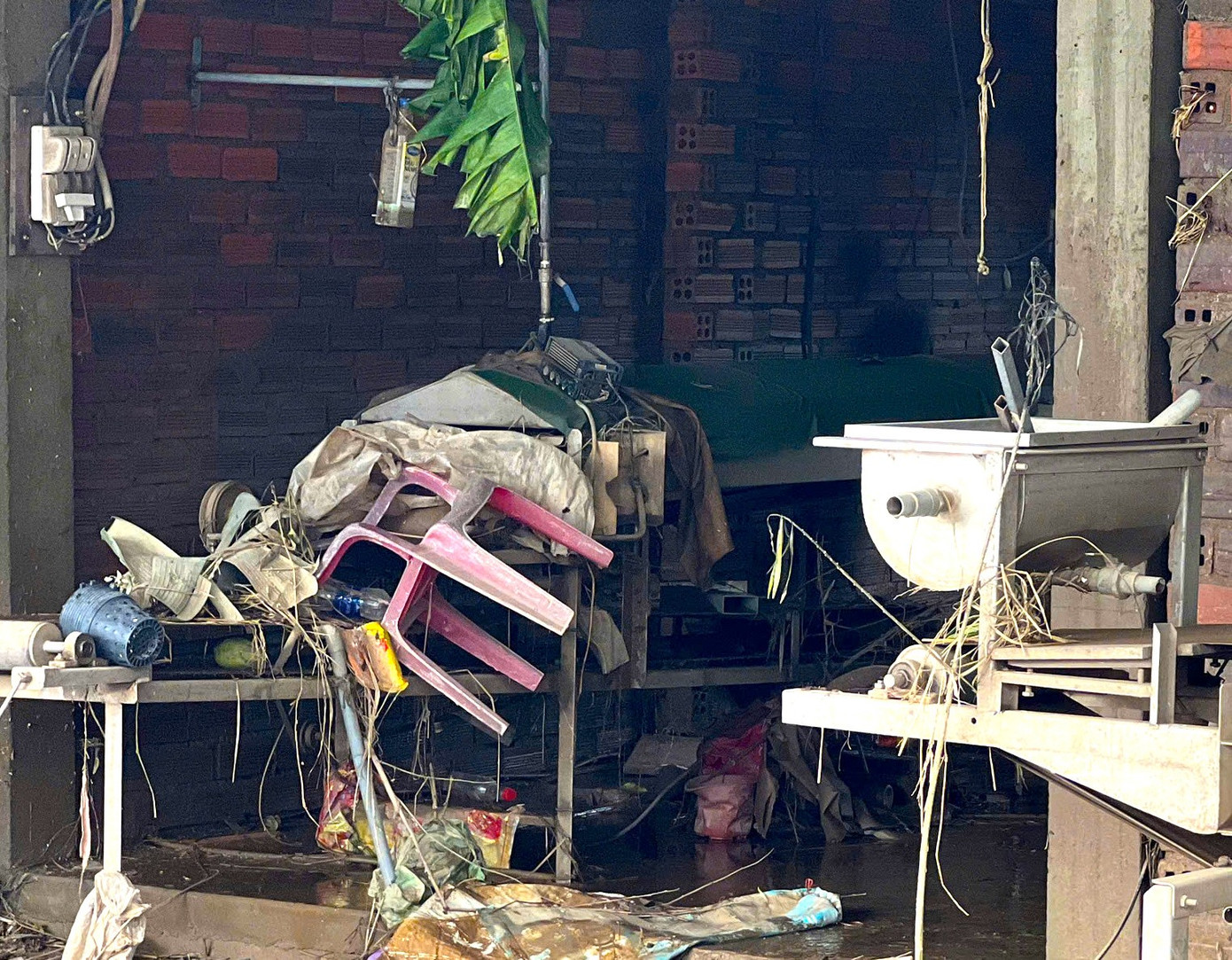 Người dân làng nghề bánh tráng khóc thương sau trận lũ lịch sử ở Đắk Lắk - Ảnh 5.