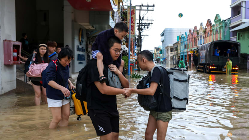 Thảm cảnh lũ lụt tại Thái Lan: Hàng ngàn du khách bị mắc kẹt tại Hat Yai - Ảnh 7. Thảm cảnh lũ lụt tại Thái Lan: Hàng ngàn du khách bị mắc kẹt tại Hat Yai - Ảnh 7.