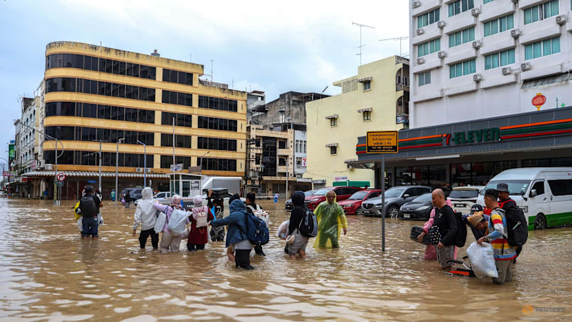 Thảm cảnh lũ lụt tại Thái Lan: Hàng ngàn du khách bị mắc kẹt tại Hat Yai - Ảnh 6. Thảm cảnh lũ lụt tại Thái Lan: Hàng ngàn du khách bị mắc kẹt tại Hat Yai - Ảnh 6.