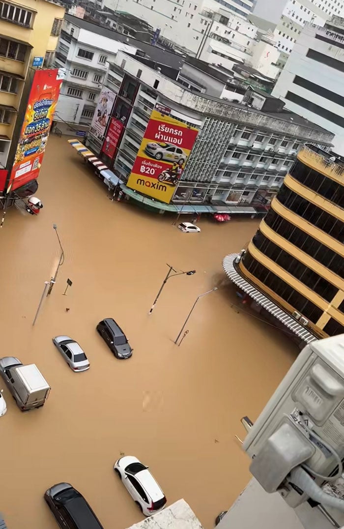 Thảm cảnh lũ lụt tại Thái Lan: Hàng ngàn du khách bị mắc kẹt tại Hat Yai - Ảnh 4. Thảm cảnh lũ lụt tại Thái Lan: Hàng ngàn du khách bị mắc kẹt tại Hat Yai - Ảnh 4.