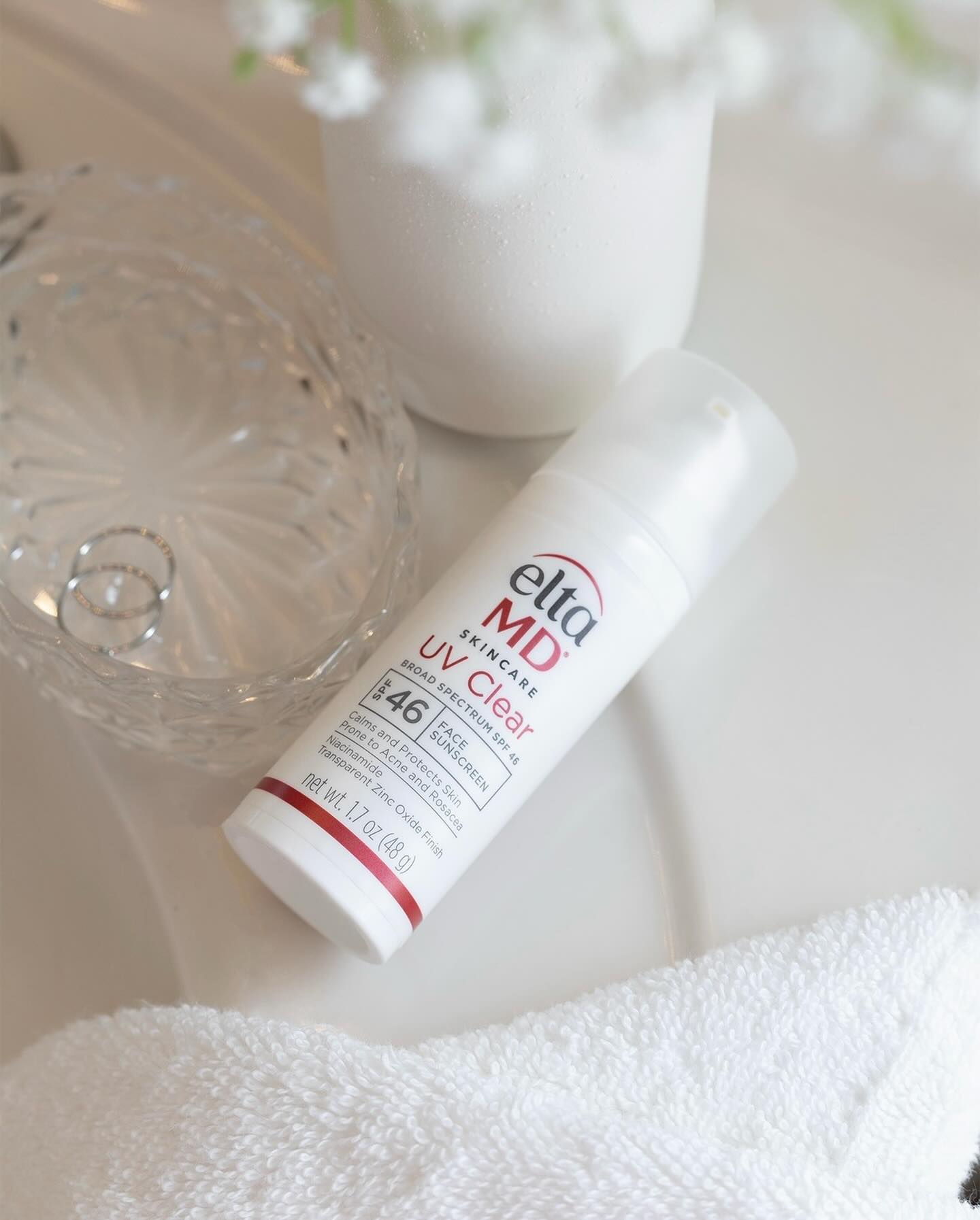 5 kem chống nắng ngăn chặn ánh sáng xanh, bảo vệ da từ trong nhà ra ngoài trời - Ảnh 1.