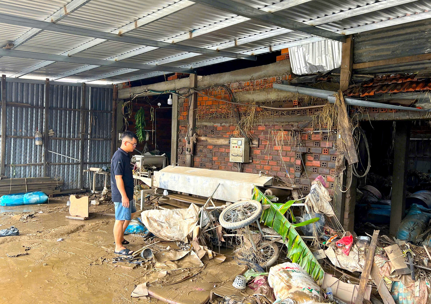 Người dân làng nghề bánh tráng khóc thương sau trận lũ lịch sử ở Đắk Lắk - Ảnh 1.